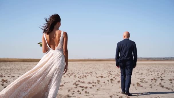 Sposi Felici Che Vanno Deserto Paesaggio Bella Sposa Uno Splendido — Video Stock