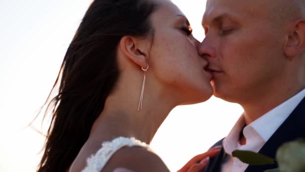 Απλά Παντρεμένο Ζευγάρι Φιλιέται Και Αγκαλιάζεται Ρομαντική Φωτογράφιση Ηλιοβασίλεμα Ευτυχισμένοι — Αρχείο Βίντεο