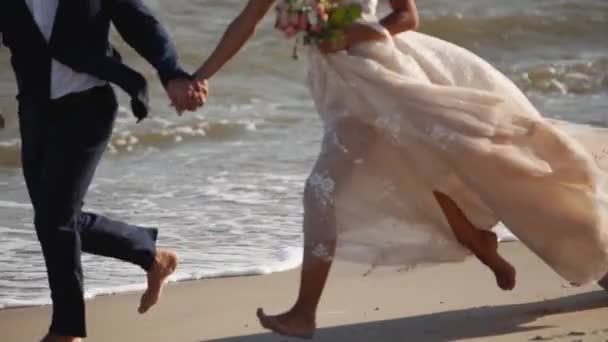 Picioarele Noilor Căsătoriți Aleargă Desculț Mare După Ceremonia Nuntă Mireasele — Videoclip de stoc