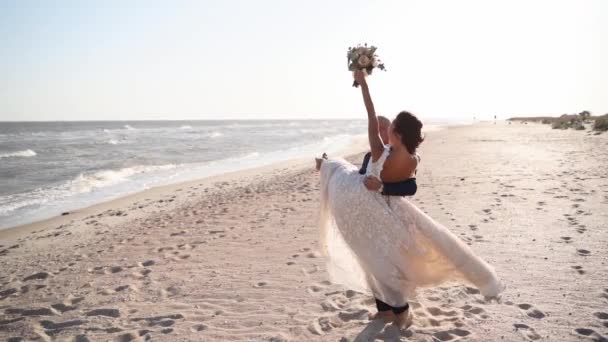 Bello Sposo Gira Sposa Con Bouquet Sulla Spiaggia Sabbia Gli — Video Stock