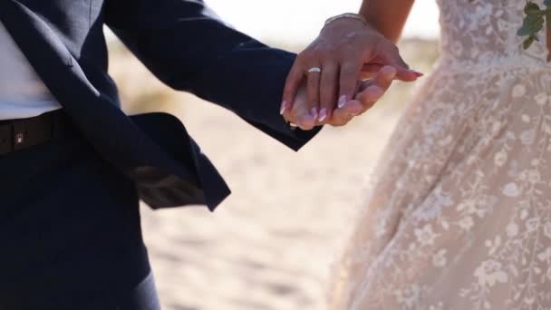 Damat Gelinin Elini Nazikçe Tutar Yeni Evliler Düğün Günü Kumsalda — Stok video