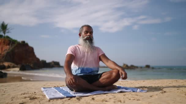 Oude Man Mediteren Zitten Lotus Poseren Voor Geluid Van Golven — Stockvideo