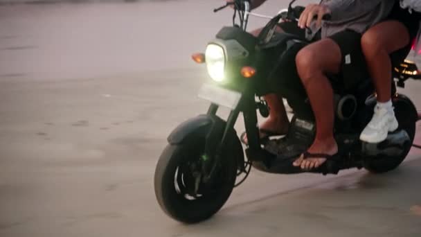 在热带地区 从沙滩到骑摩托车的夫妇在海滨的转变 女人沿着海岸线骑摩托车旅行 女士在冒险中拥抱男朋友 动机背景 — 图库视频影像