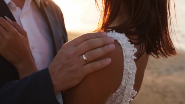 Frischvermählte Umarmen Sich Hochzeitstag Bei Sonnenuntergang Ufer Des Meeres Braut — Stockvideo