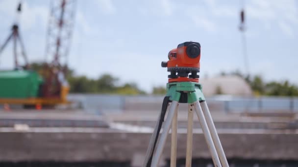 Professional Construction Worker Wearing Hard Hat Safety Glasses Uses Theodolite — Stock Video