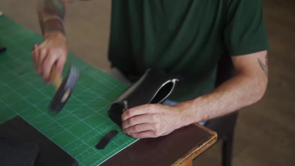 Вид Зверху Професійного Шкіряного Майстра Робочий Стіл Виготовлення Швейних Отворів — стокове відео