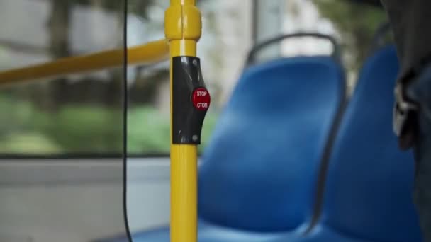Zblízka Záběr Červené Tlačítko Zastavit Zábradlí Tlačil Člověk Pohybujícím Autobuse — Stock video