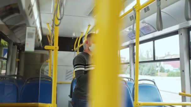 Jonge Mannelijke Passagier Medisch Gezichtsmasker Staat Gangpad Met Behulp Van — Stockvideo