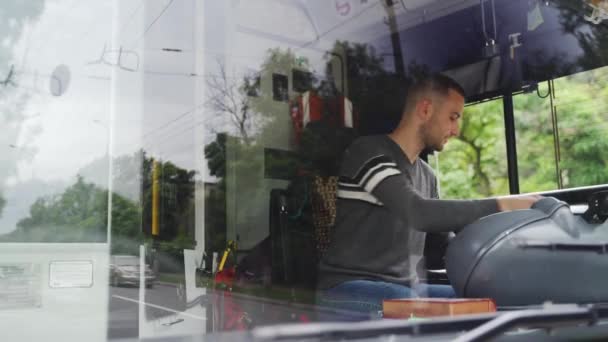 Ευγενικός Επαγγελματίας Μεταφορέας Κάθεται Στη Θέση Του Οδηγού Παίρνει Ναύλο — Αρχείο Βίντεο