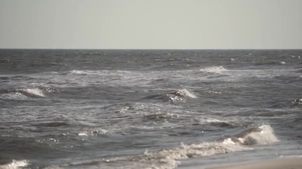 Vlny Vody Narážející Písčité Pobřeží Slunečné Počasí Pohled Pobřeží Bez — Stock video