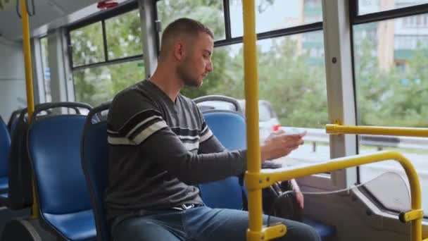Jonge Mannelijke Passagier Reist Trolleybus Met Medisch Gezichtsmasker Man Casual — Stockvideo