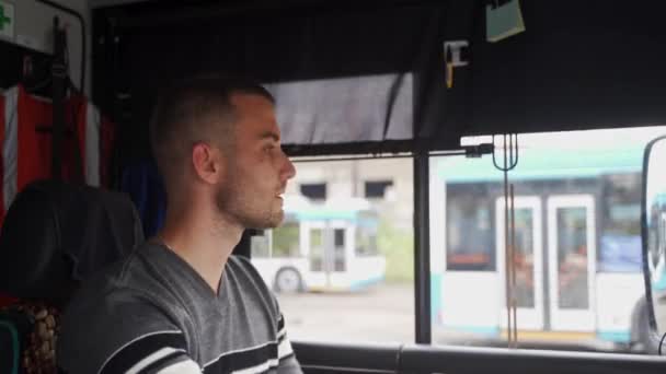 Närbild Bild Professionell Transportoperatör Kör Trådbuss Unge Man Vrider Ratten — Stockvideo