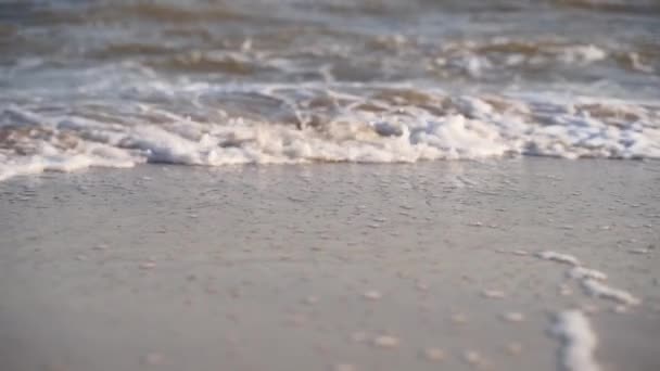 海のサーフィン 夏の砂浜で泡立った波 水の表面の質の審美的な海岸の形 海辺の素晴らしい自然の中でリラックスしてください 島での休暇をお楽しみください クローズアップ — ストック動画