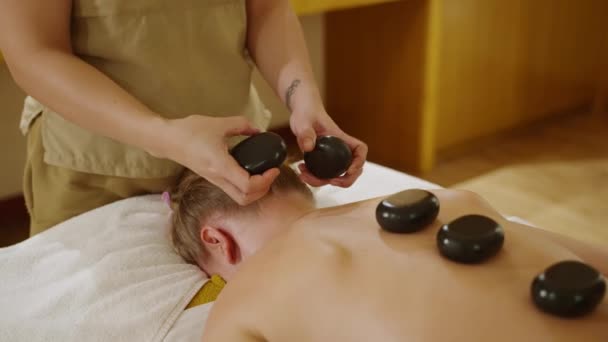 Femmina Spa Centro Benessere Massaggiatrice Rende Pietre Calde Massaggio Cliente — Video Stock