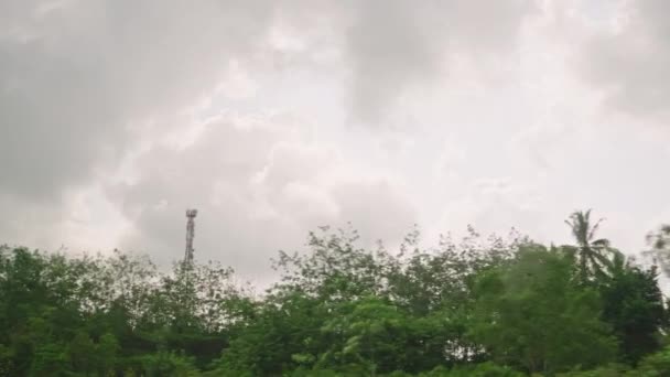 Vista Lateral Janela Carro Céu Nublado Temperamental Acima Floresta Tropical — Vídeo de Stock