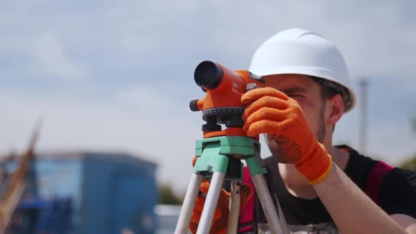 Stavební Dělník Používá Optickou Úroveň Staveništi Stavební Inženýr Teodolitem Provádějící — Stock video