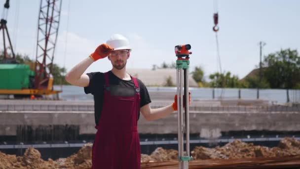 Professional Construction Worker Hard Hat Bib Overall Holding Theodolite Surveying — Stock Video