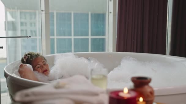 Mulher Sênior Asiática Relaxante Banho Quente Bolha Mulher Idosa Gosta — Vídeo de Stock