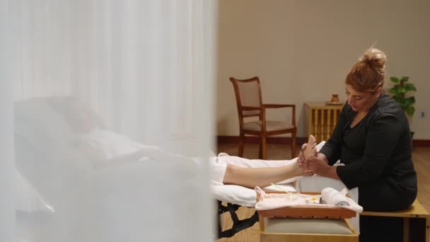 Arabische Masseurin Bei Einer Thailändischen Fußmassage Für Kunden Wellness Salon — Stockvideo