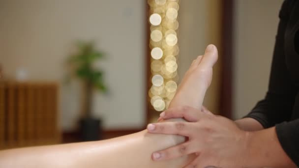 Kaukasische Frau Bekommt Füße Beinmassage Entspannen Beauty Wellness Salon Balinesische — Stockvideo