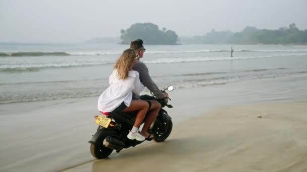 Los Jóvenes Van Moto Orilla Del Mar Amanecer Hombre Mujer — Vídeo de stock