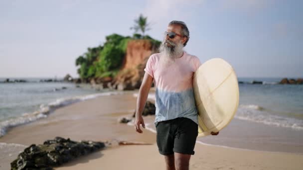 Oude Man Met Grijze Baard Lopend Poserend Shirt Zonnebril Strand — Stockvideo