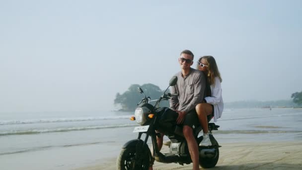 Homem Mulher Apaixonada Sentar Moto Por Mar Praia Desfrutar Pôr — Vídeo de Stock
