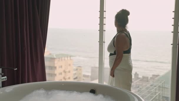 Azjatycka Starsza Kobieta Idzie Ciepłej Kąpieli Bąbelkami Łazience Morzem Widok — Wideo stockowe