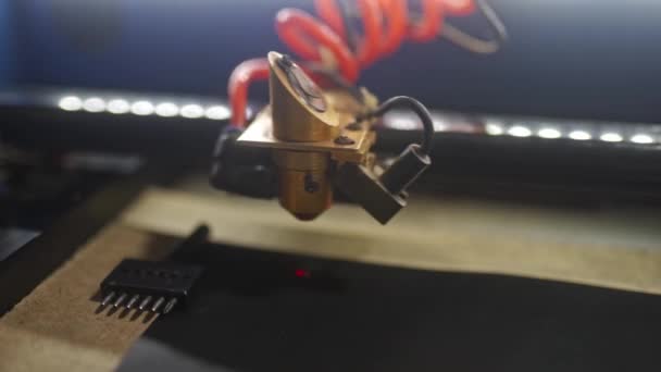 Крупним Планом Знімок Рухомого Лазерного Головного Блоку Гравірувальної Машини Гравірує — стокове відео