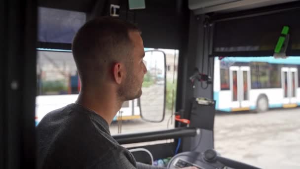 Detailní Záběr Profesionálního Dopravce Zaměřeného Řízení Trolejbusu Silnici Mladý Muž — Stock video