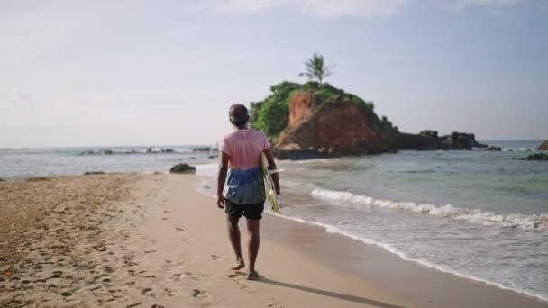 Senior Traveler Surfer Holds Surf Board Walking Exotic Beach Tropical — Stock Video