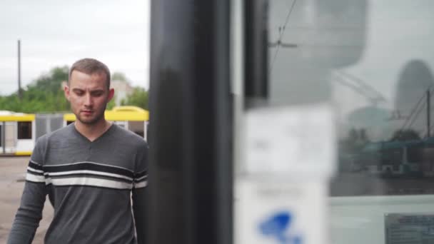 Hivatásos Szállítmányozó Feljön Trolibuszra Beszáll Leül Vezetőülésre Fiatal Férfi Alkalmi — Stock videók