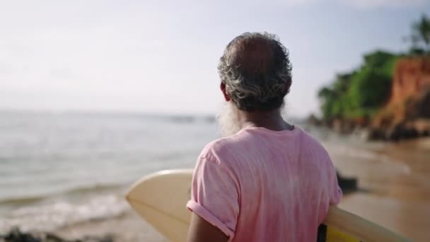 Viajante Sexo Masculino Sênior Caminhando Uma Praia Com Prancha Surf — Vídeo de Stock