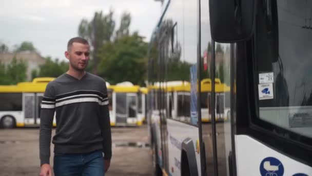Professionele Chauffeur Komt Naar Trolleybus Opent Deur Het Betreden Jonge — Stockvideo