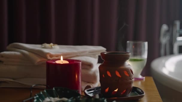 Brennende Lys Aroma Lampe Badehåndklær Vitamin Cocktail Slappe Spa Velværesenter – stockvideo