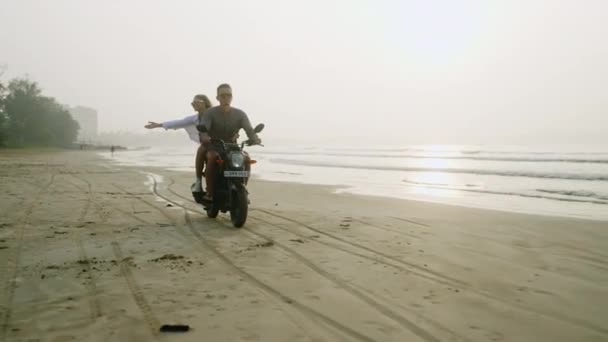 Ευτυχισμένοι Άνθρωποι Οδηγούν Μηχανάκι Στην Παραλία Την Αυγή Ζευγάρι Ερωτευμένοι — Αρχείο Βίντεο