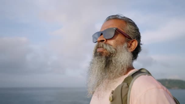 Oudere Grijze Bebaarde Mannelijke Reiziger Met Een Zonnebril Die Naar — Stockvideo