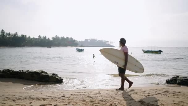 Senior Αρσενικό Ταξιδιώτη Πόδια Μια Παραλία Ιστιοσανίδα Έχει Ενεργό Και — Αρχείο Βίντεο