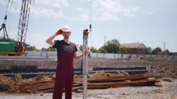 Professzionális Építőipari Munkás Keménykalapban Vállpánttal Összességében Holding Theodolite Surveying Optical — Stock videók