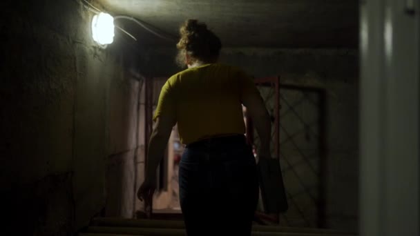 보일러 룸으로 향하고 어두운 지하실에서 배관공의 엔지니어는 툴킷을 바닥을 — 비디오