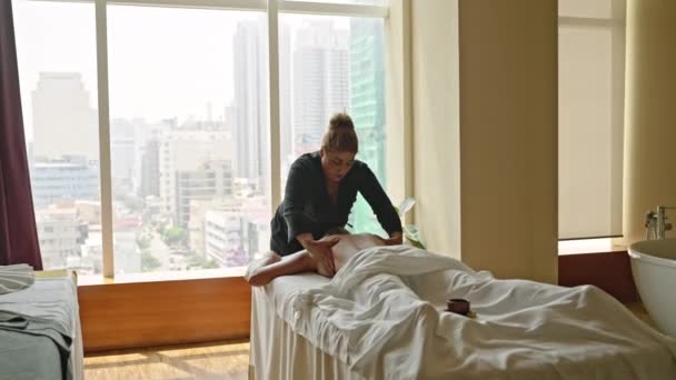 Massaggiatrice Multirazziale Massaggia Delicatamente Schiena Giovane Donna Centro Termale Lusso — Video Stock