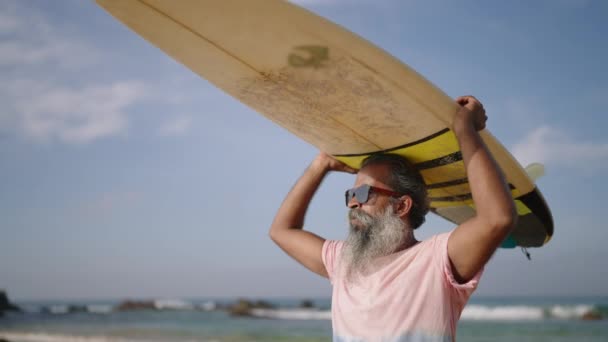 Zwarte Senior Man Houdt Surfplank Boven Het Hoofd Zich Verbergen — Stockvideo