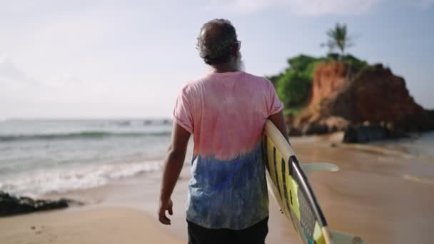 Senior Reiziger Surfer Houdt Surfplank Wandelen Exotisch Strand Een Tropisch — Stockvideo