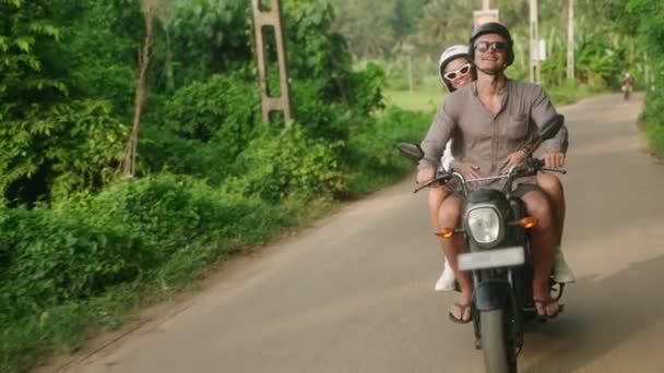 Χαρούμενο Νεαρό Ζευγάρι Που Ταξιδεύει Μηχανή Δύο Χαρούμενοι Εραστές Οδηγούν — Αρχείο Βίντεο