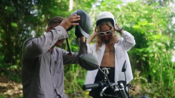 Mooi Gelukkig Paar Zet Motorfiets Helmen Krijgt Een Motorfiets Klaar — Stockvideo