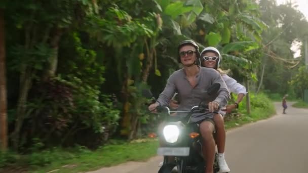 Glada Par Rida Motorcykel Två Älskare Reser Med Motorcykel Tropikerna — Stockvideo