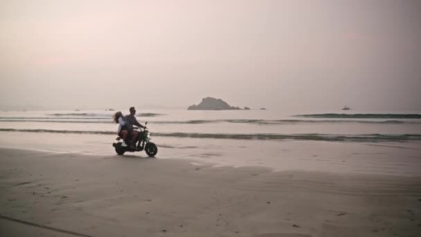 Romantiskt Par Rida Motorcykel Havet Stranden Datum Soluppgången Lovers Resa — Stockvideo