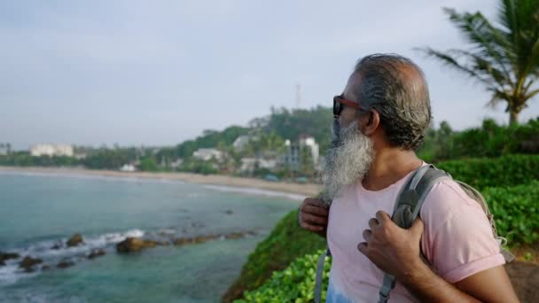 Homem Velho Preto Com Mochila Assistindo Uma Paisagem Oceano Azul — Vídeo de Stock