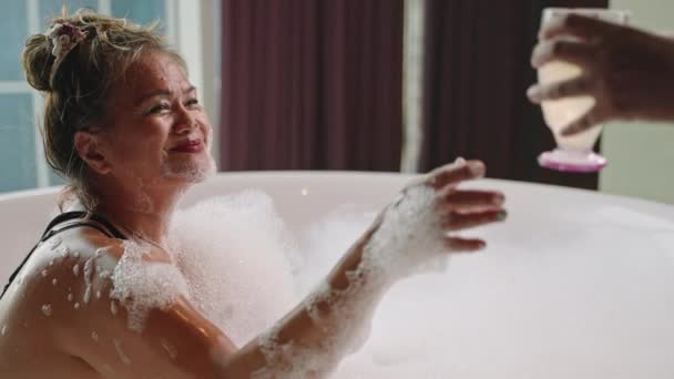 Mulher Sênior Asiática Toma Bebe Suco Pepino Banho Bolha Quente — Vídeo de Stock