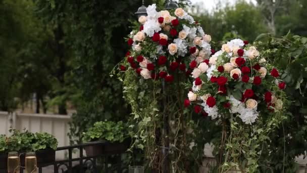 Draußen Hochzeitsdekor Präsentiert Elegante Blumenarrangements Mit Rosen Grün Auf Dem — Stockvideo